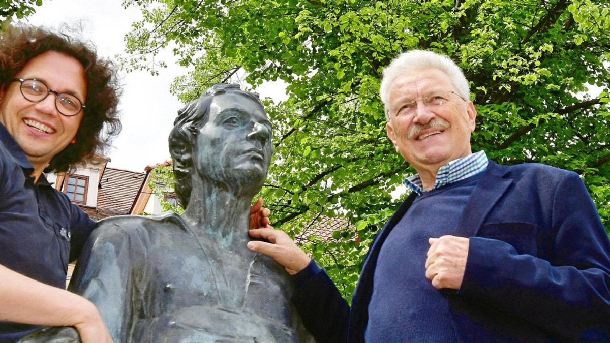 Kantor Jörg Reddin (links) besuchte mit Klaus Mertens gestern auch das Bachdenkmal. Organist und Sänger sind am Mittwoch gemeinsam in einem Wandelkonzert in der Liebfrauen- und in der Bachkirche zu erleben.