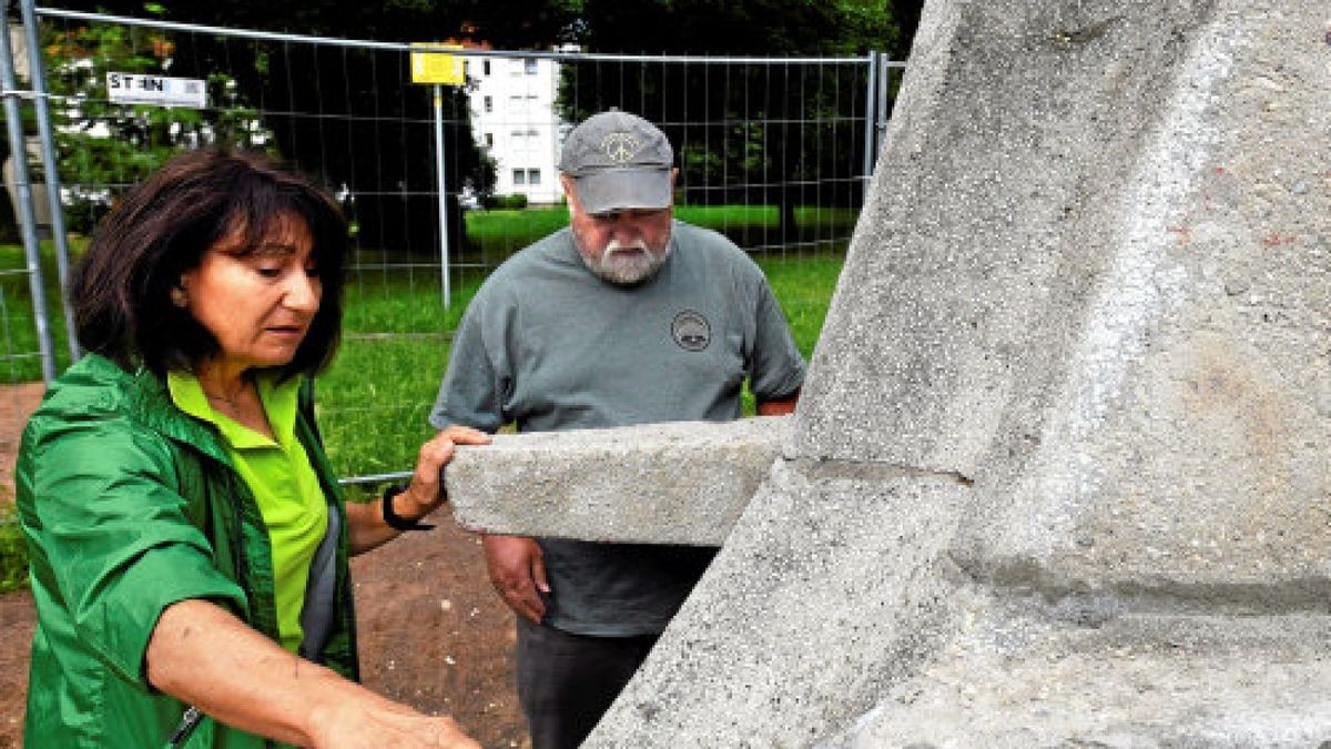 Dekra-Prüferin Anke Schubert und Bauwerkinstandhalter Andreas Frank aus Erfurt suchen am Spielgerät Elefant eine Lösung, um die beiden Stoßzähne zu erhalten.Foto: