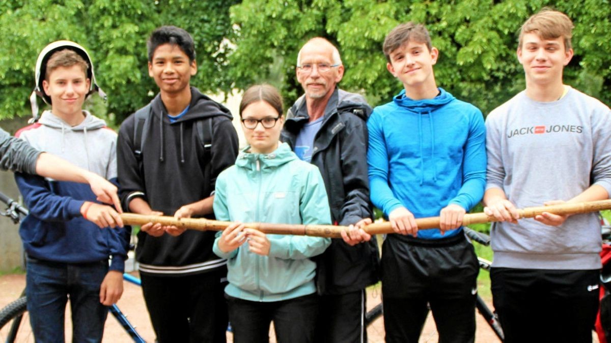 Die Waldorfschüler und -lehrer (von links) Jacob Thümer, Emil Abders, Rizki Arifani, Estelle Sommer, Thomas Backhaus, Peter Fleischer, Friedrich Deiß und Joris Tröll mit den Staffelstäben.