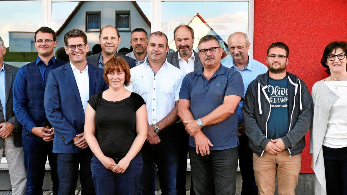 Bürgermeister Bernhard Bischof (links) mit den gewählten Ortsteilbürgermeistern (von links)Michael Thomas (Wolfsbehringen), Alexander Heinz (Behringen), Ralf Thomas (Großenlupnitz), Caroline Ißleib (Bolleroda/Beuernfeld), Marko Schall (Wenigenlupnitz), Tino Merbach (Hastrungsfeld/Burla), Thomas Brohm (Sättelstädt/Sondra), Reinhardt Böhnhardt (Tüngeda), Wolfgang Lux (Kälberfeld), Peter Jung (Ettenhausen/Melborn) und Heike Leise (Reichenbach). Auf dem Gruppenbild fehlt Dieter Drieseberg (Craula).