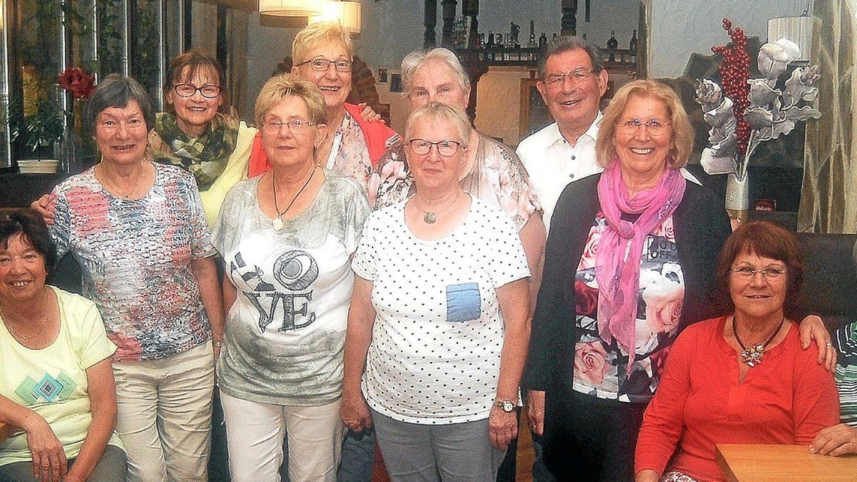 Mitglieder einer Klasse des Jahrganges 1961-1964 der Medizinischen Fachschule Eisenach und Lehrer Lothar Kaiser.