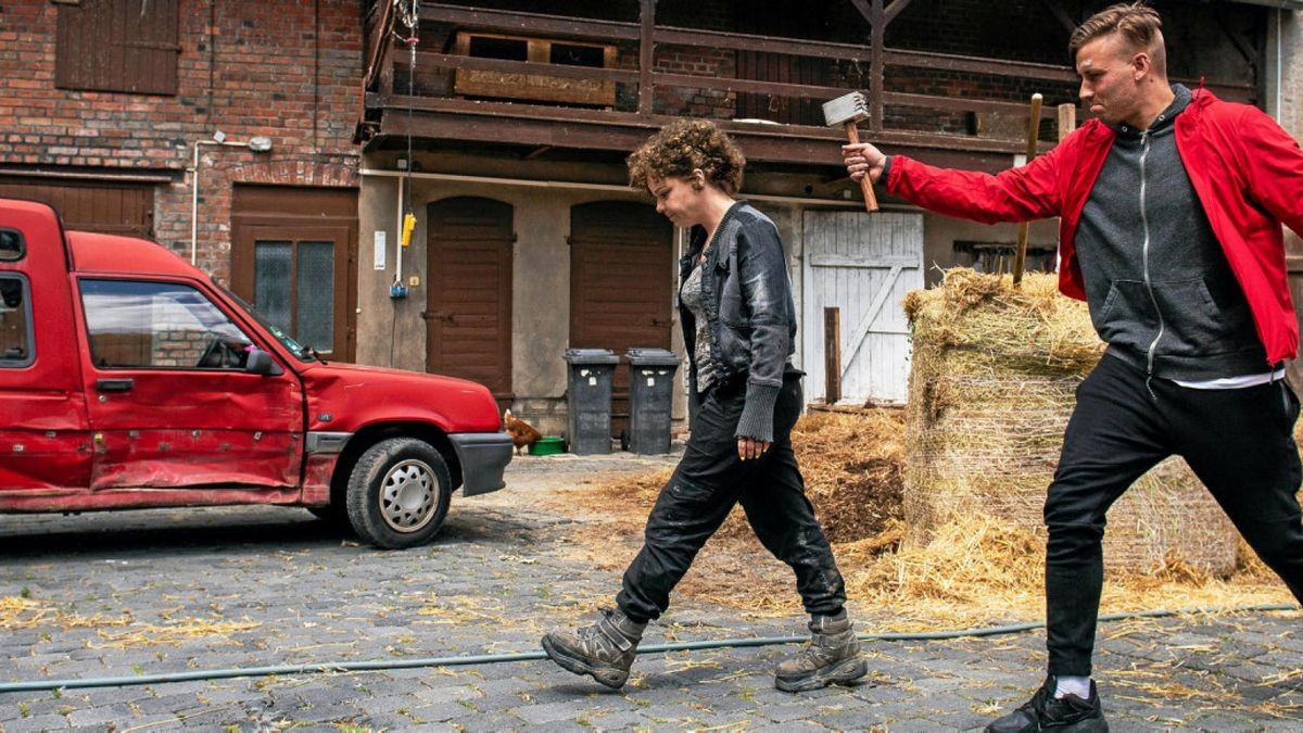 Tatort Bauernhof in Krautheim: Die beiden Schauspieler Sarah Viktoria Frick und Christopher Vantis sind in „Der letzte Schrey“ das frustrierte Entführerpärchen Freya und Zecke. Regisseurin Mira Thiel (rechts) läuft mit ihren Darstellern den Weg der nächsten Szene probehalber ab.