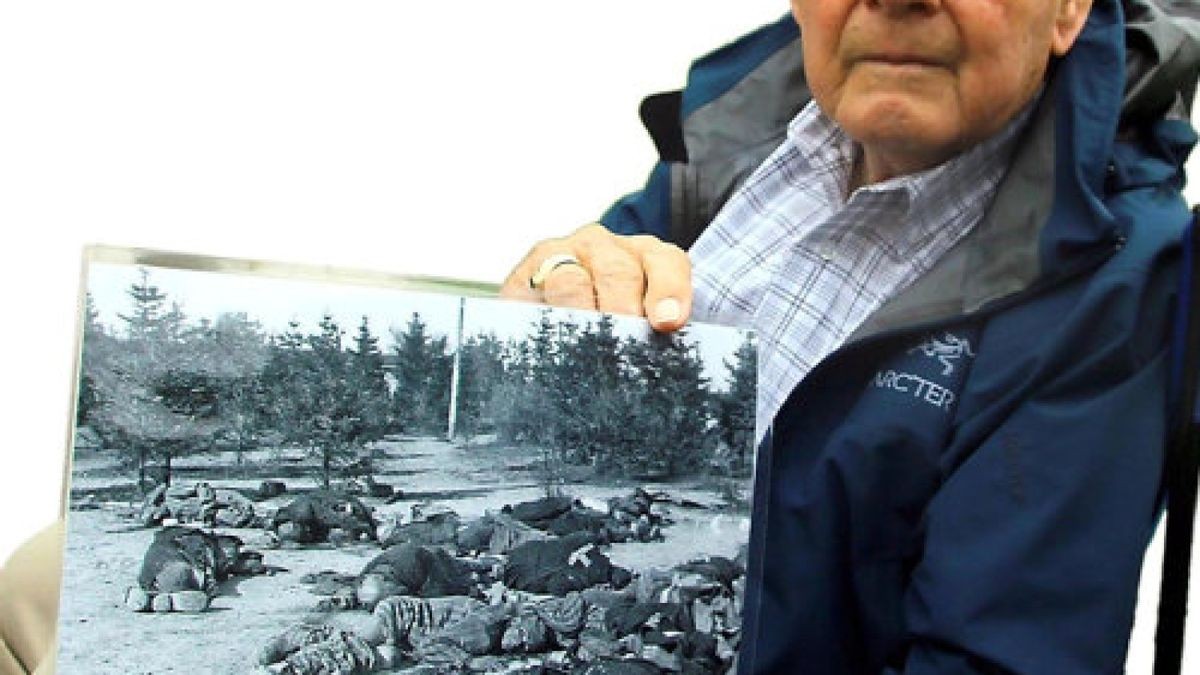 US-Kriegsveteran Erwin Davis (links) und Klaus-Peter Schambach aus Crawinkel läuten die Gedenkglocke auf dem Truppenübungsplatz. Foto: Wieland Fischer