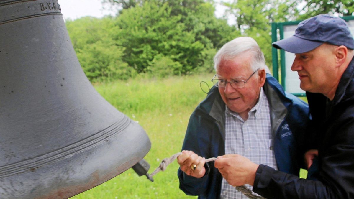 US-Kriegsveteran Erwin Davis (links) und Klaus-Peter Schambach aus Crawinkel läuten die Gedenkglocke auf dem Truppenübungsplatz.