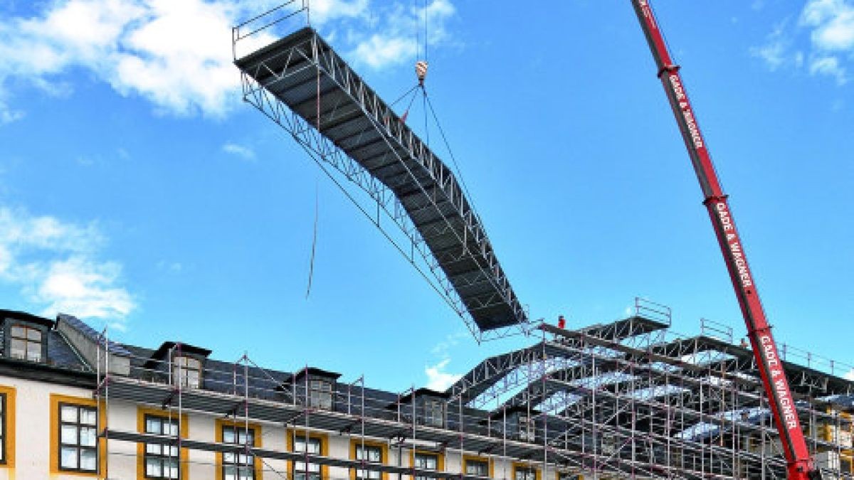 Am Westflügel des Schlosses Friedenstein in Gotha ist ein Dach für das Baugerüst montiert worden. Es soll die Arbeiten und Arbeiter am Dachstuhl schützen.Foto: Lutz Ebhardt