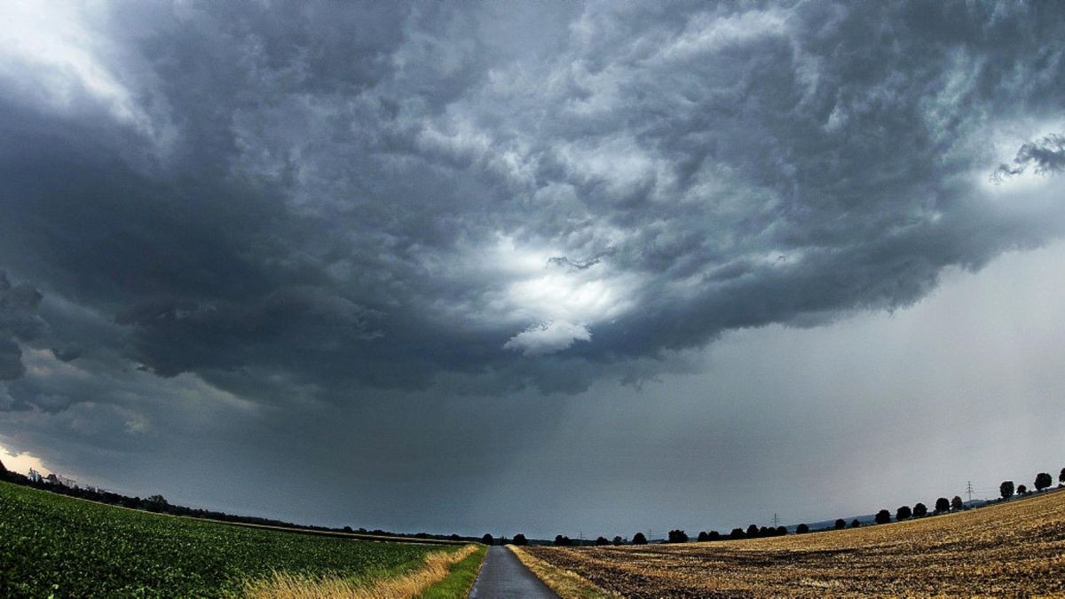 Eine Unwetterfront zieht auf. Schwere Gewitter mit Starkregen und Sturmböen ziehen immer häufiger über Deutschland hinweg.