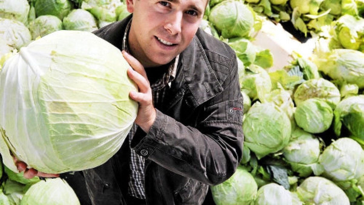 Joachim Schweizer, Junior-Chef der Sauerkonservenfabrik in Großengottern, lässt in seinem Betrieb pro Jahr über 10.000 Tonnen Weißkohl verarbeiten. Dieses Jahr wird erstmals kein Kohl aus Großengottern dabei sein, kritisiert er. Foto: Daniel Volkmann