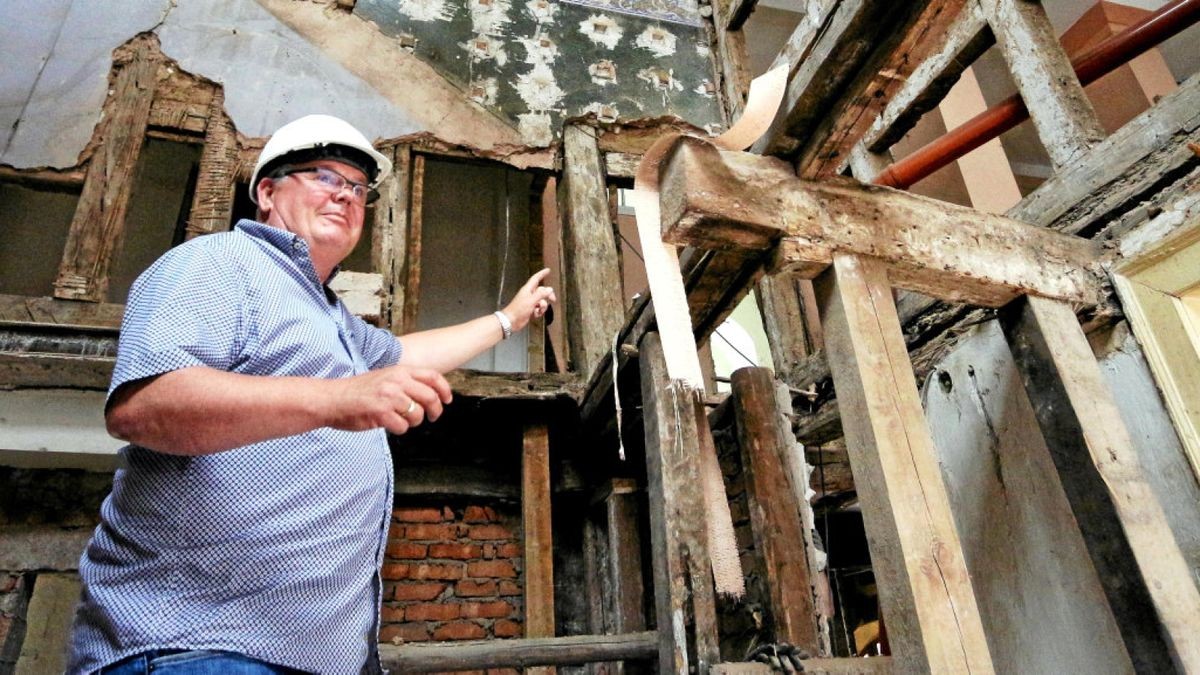 Bauleiter Karsten Schmidt steht angesichts fragwürdiger Konstrukte im Haus oft vor neuen Problemen. Fotos: Henning Most