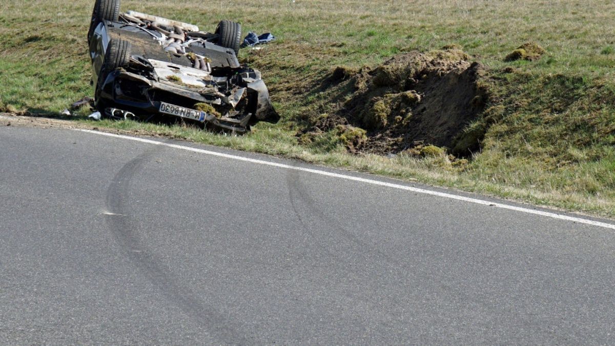 Auf der sogenannten „Blutstraße“ wollte der 18-Jährige zwei andere Autos überholen - und verlor dabei die Kontrolle über seinen Wagen. Symbolfoto: imago