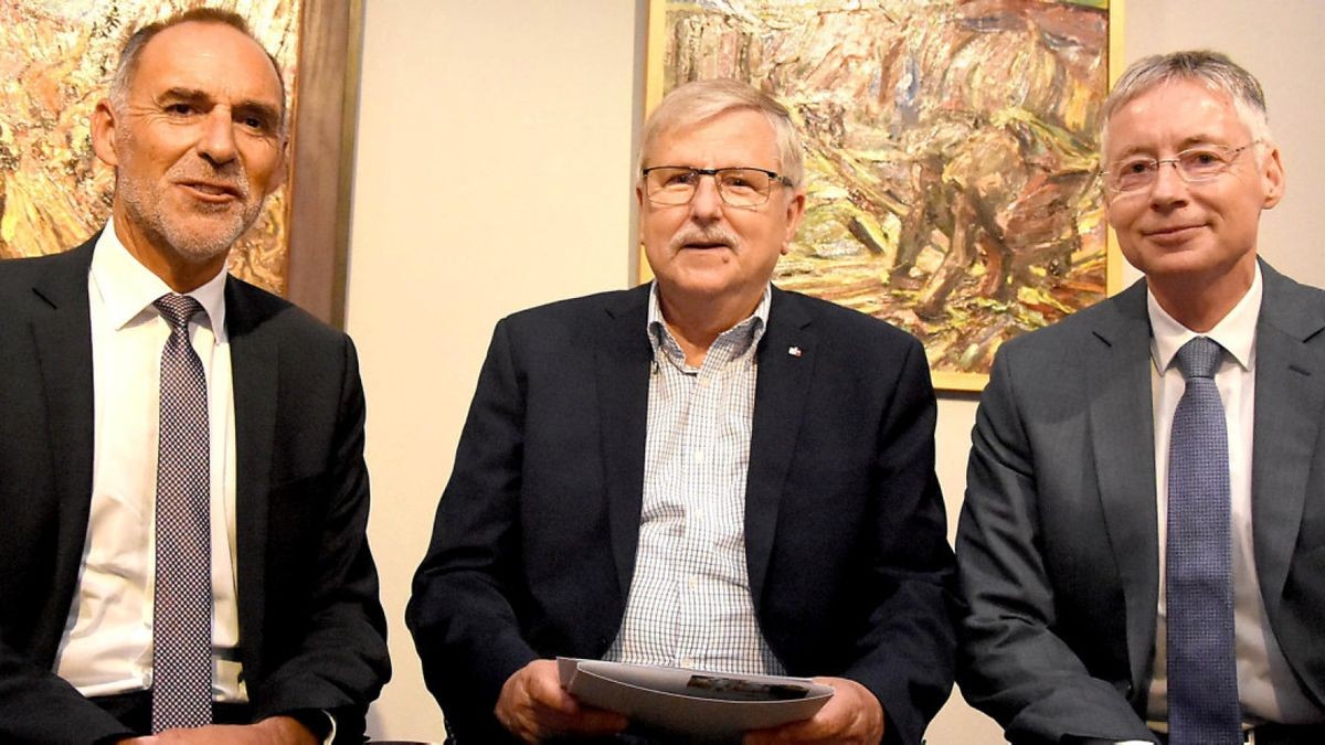 Über die fortdauernde Partnerschaft freuen sich die Bankvorstände Martin Wagner (links) und Manfred Roth (rechts) mit Avantgarde-Geschäftsführer Hans Jürgen Giese. Hier in der Böckstiegel-Ausstellung, die noch bis Sonntag zu sehen ist.