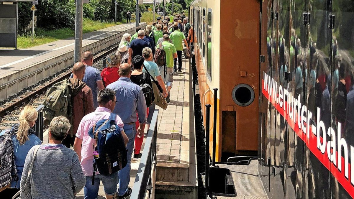 Auch am Buttstädter Bahnhof machte die Pfefferminzbahn Halt. Rund 400 Gäste nutzten die Sonderzüge.