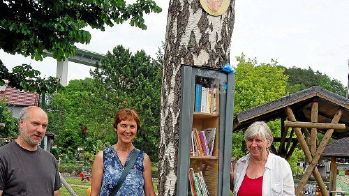 Tischler Rainer Bopp, Bibliothekschefin Annette Brunner und Ortsteilbürgermeisterin Gisela Bücher freuen sich mit den Kindern über den „Bücherbaum“Foto: Peter Rossbach