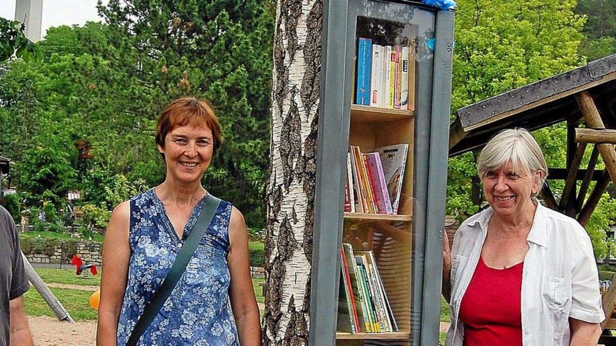 Tischler Rainer Bopp, Bibliothekschefin Annette Brunner und Ortsteilbürgermeisterin Gisela Bücher freuen sich über den „Bücherbaum“.