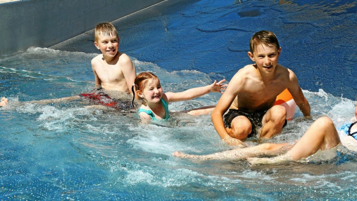 Die Kinder Hendrik, Fabienne, Leonard und Juliane (von links) vergnügen sich im Planschbecken des Eisenacher Sportbades „Aquaplex“. Die hochsommerlichen Temperaturen locken in diesen Tagen Badfreunde und Sonnenhungrige in die Freibäder im Wartburgkreis.