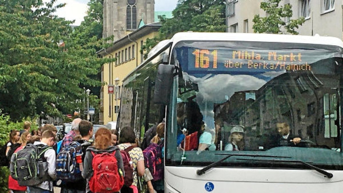 An der Haltestelle Sophienstraße in Eisenach steigen Schüler und andere Fahrgäste in einen Linienbus nach Mihla einFoto: Jensen Zlotowicz