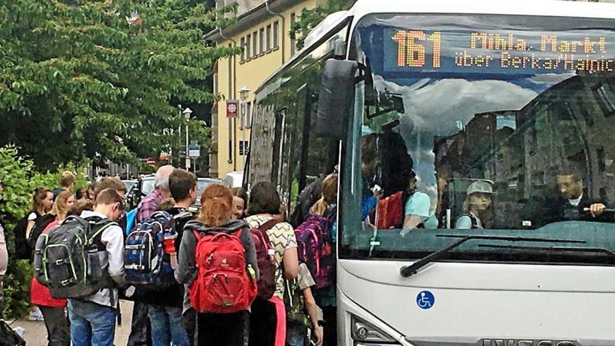 An der Haltestelle Sophienstraße in Eisenach steigen Schüler und andere Fahrgäste in einen Linienbus nach Mihla ein.