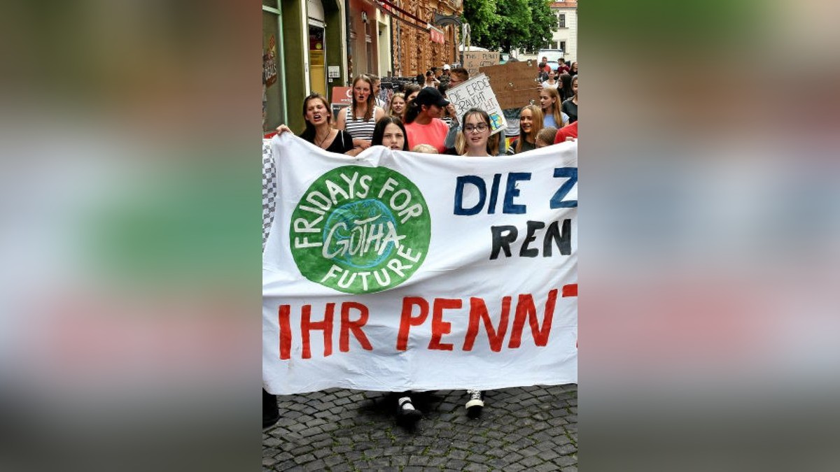 Am Freitagnachmittag haben zum zweiten Mal in Gotha Schüler und Studenten, aber auch einige Erwachsene für eine bessere Klimapolitik im Sinne der „Fridays for Future“-Bewegung demonstriert. Sie folgten dem Aufruf des Gothaer Organisationskomitees mit Schülern aus der Arnoldischule.Foto: Claudia Klinger