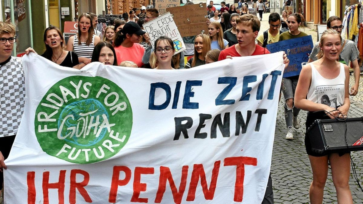 Am Freitagnachmittag haben zum zweiten Mal in Gotha Schüler und Studenten, aber auch einige Erwachsene für eine bessere Klimapolitik im Sinne der „Fridays for Future“-Bewegung demonstriert. Sie folgten dem Aufruf des Gothaer Organisationskomitees mit Schülern aus der Arnoldischule.