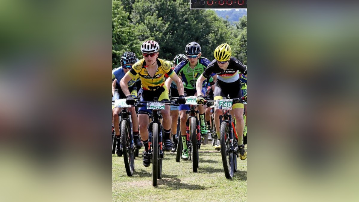 Stets an der Spitze des Pulks befindet sich der 15-jährige Gregor Wiegleb im gelben Trikot bei seinen Starts mit dem Mountainbike. Foto: Verein Mountainbike