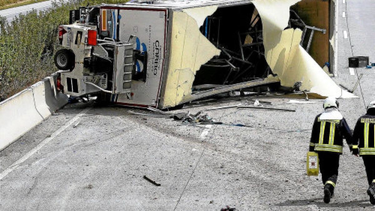 27.07.2018, Thüringen, Schmölln: Rettungskräfte sichern eine Unfallstelle auf der Autobahn 4 bei Schmölln. Ein LKW, der Gasflaschen mit Butan, Acetylen, CO2 und Helium geladen hat, ist umgekippt. Der Fahrer wurde schwer verletzt ins Krankenhaus geflogen. Es besteht hohe Brand- und Explosionsgefahr, die Autobahn ist in beide Fahrtrichtungen voll gesperrt. Foto: Bodo Schackow/dpa-Zentralbild/dpa +++ dpa-Bildfunk +++Foto: Bodo Schackow