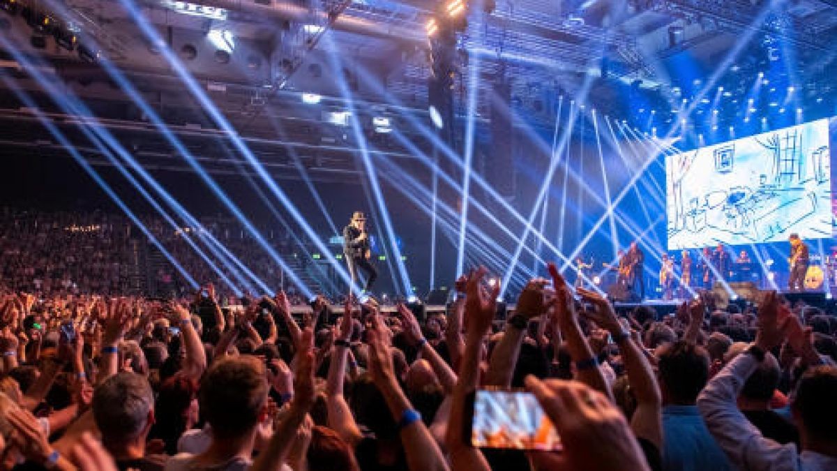 Rocklegende Udo Lindenberg begeisterte am Freitagabend etwa 10.000 Fans in der Messehalle Erfurt. Am Samstag folgt ein weiteres Konzert. Foto: Sascha Fromm