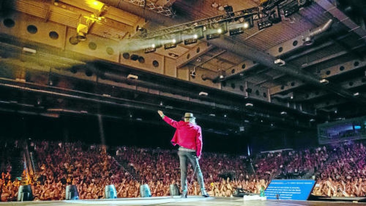 Rocklegende Udo Lindenberg begeisterte am Freitagabend etwa 10.000 Fans in der Messehalle Erfurt. Am Samstag folgt ein weiteres Konzert. Foto: Sascha Fromm