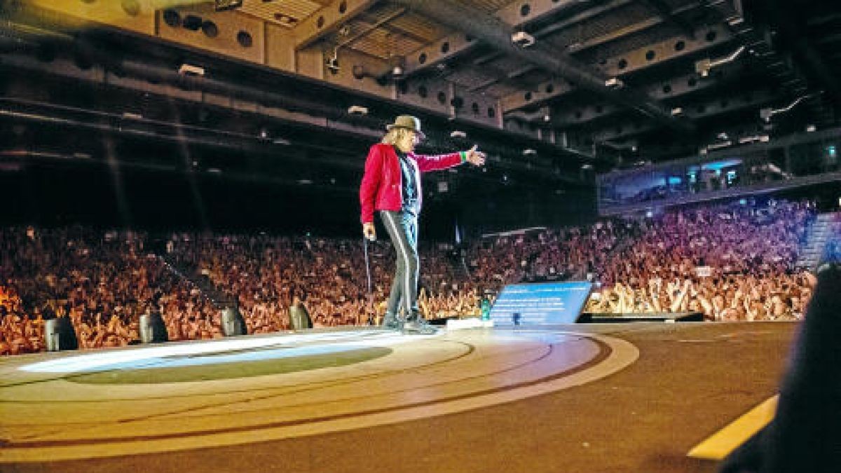 Rocklegende Udo Lindenberg begeisterte am Freitagabend etwa 10.000 Fans in der Messehalle Erfurt. Am Samstag folgt ein weiteres Konzert. Foto: Sascha Fromm