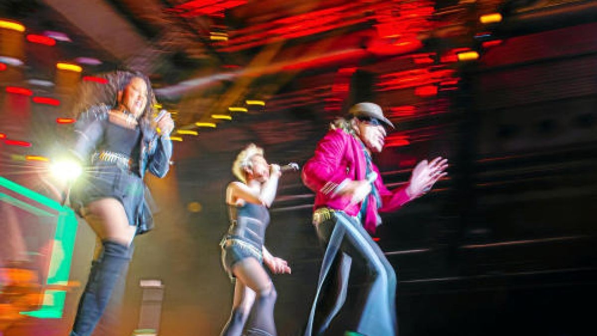 Rocklegende Udo Lindenberg begeisterte am Freitagabend etwa 10.000 Fans in der Messehalle Erfurt. Am Samstag folgt ein weiteres Konzert. Foto: Sascha Fromm