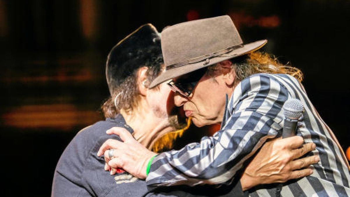 Rocklegende Udo Lindenberg begeisterte am Freitagabend etwa 10.000 Fans in der Messehalle Erfurt. Am Samstag folgt ein weiteres Konzert. Foto: Sascha Fromm