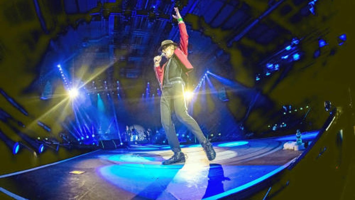 Rocklegende Udo Lindenberg begeisterte am Freitagabend etwa 10.000 Fans in der Messehalle Erfurt. Am Samstag folgt ein weiteres Konzert. Foto: Sascha Fromm