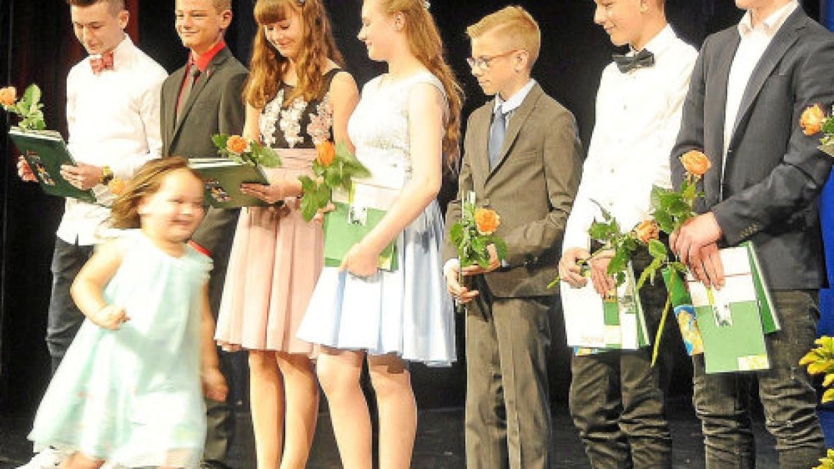 Schüler aus dem Abbe- und dem Luther-Gymnasium erhielten am Samstag im ersten Durchgang ihre Jugendweihe im Landestheater EisenachFoto: Jensen Zlotowicz