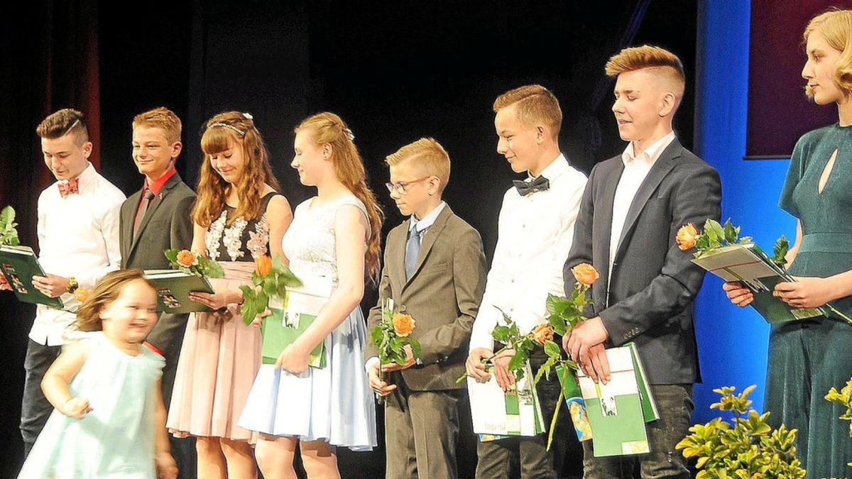 Schüler aus dem Abbe- und dem Luther-Gymnasium erhielten am Samstag im ersten Durchgang ihre Jugendweihe im Landestheater Eisenach.