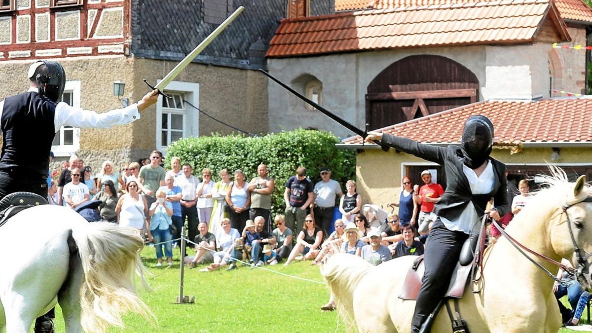 Die hohe Kunst des Reitens: Berufsreiter Arne Koets und seine norwegische Partnerin bei ihrer Dressur- und Fechtkunst- Show auf dem Platz vor der Kemenate.