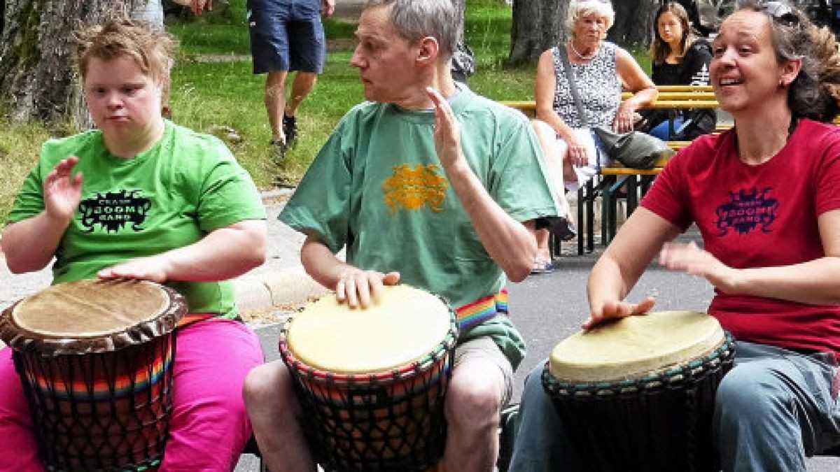 Das Sommerfest der Lebenshilfe in Ilmenau läutete die Trommelgruppe „Garantiert Regenfrei