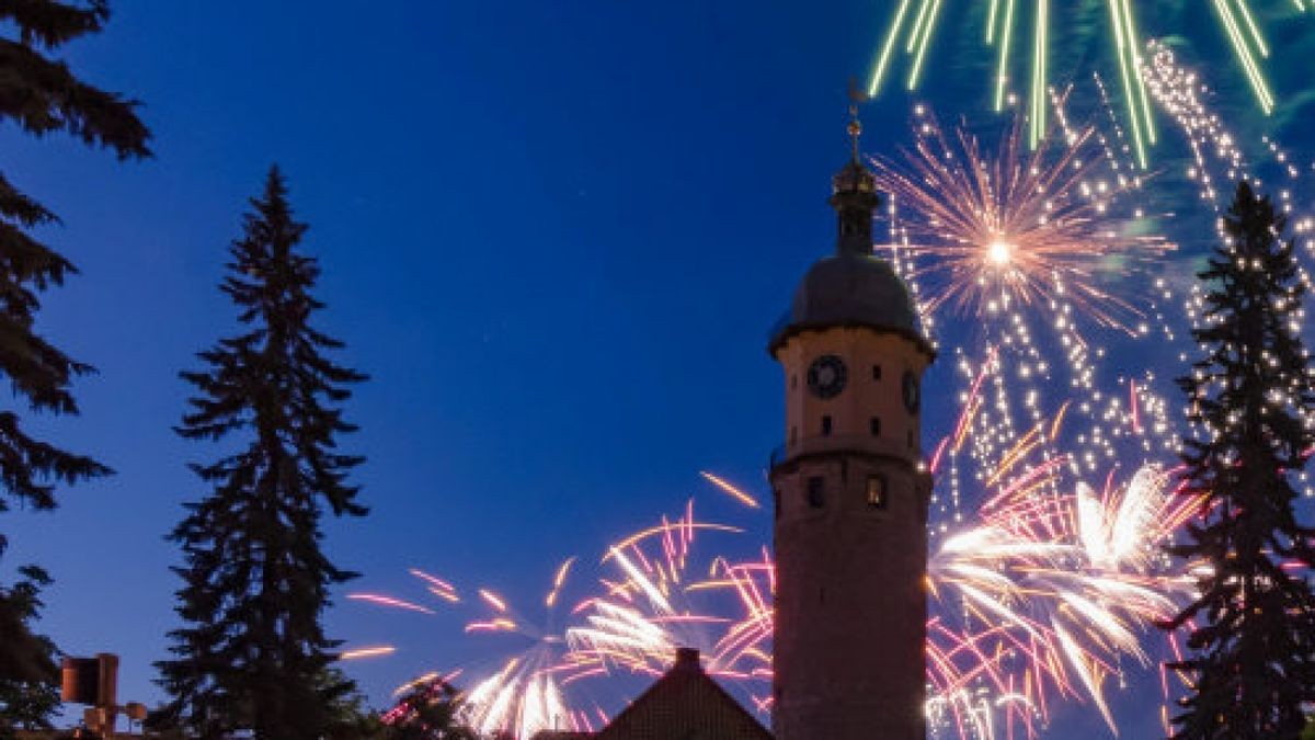 Krönender Abschluss des Schlossfestes war das traditionelle Feuerwerk, welches vom Verein organisiert wurde. Bekannte Melodien aus den 70er- und 80er-Jahren lockten manches Paar vorher auf die Tanzfläche.Foto: Kerstin Nonn