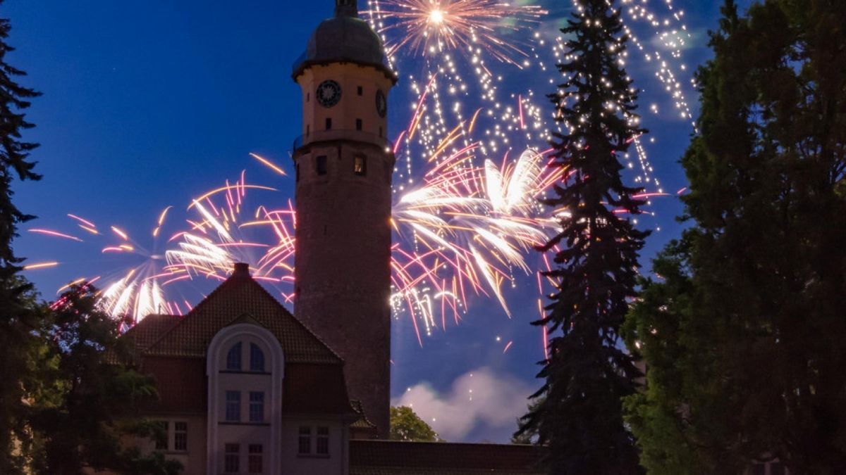 Krönender Abschluss des Schlossfestes war das traditionelle Feuerwerk, welches vom Verein organisiert wurde. Bekannte Melodien aus den 70er- und 80er-Jahren lockten manches Paar vorher auf die Tanzfläche.