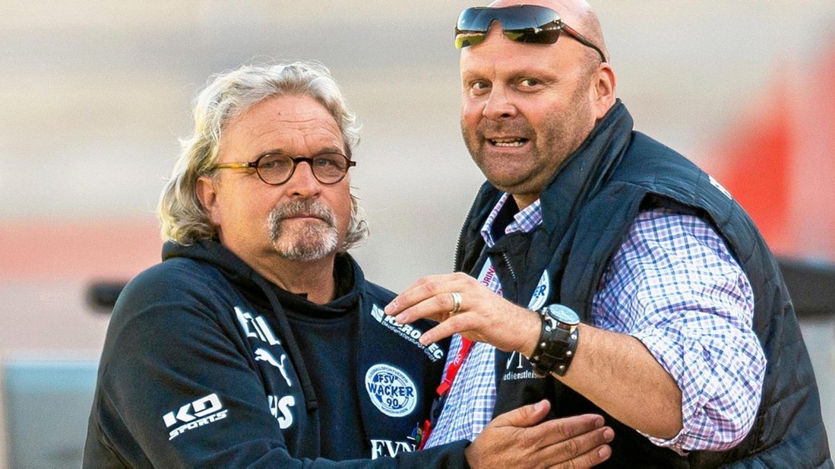 Aue im Blick: Wacker-Trainer Heiko Scholz und Präsident Nico Kleofas.