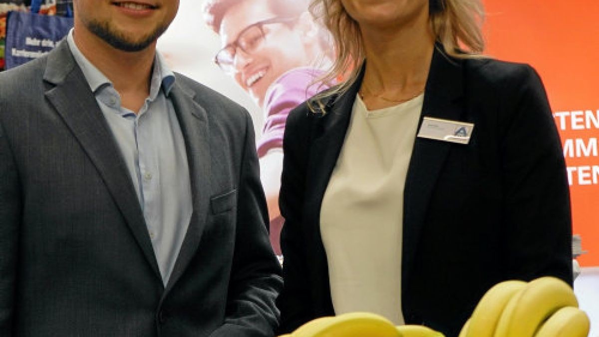 Regionalverkaufsleiter Daniel Rohloff und Ausbildungsleiterin Anja Graf von Aldi Thüringen boten am Messestand Foto: Alexander Ranft