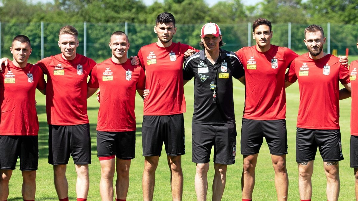 Rot Weiss Erfurt - Trainingsauftakt / im Foto: die Neuzugänge: v.l. Von links nach rechts: Marcel Bär, Bogdan Rangelov, Alexander Schmitt, Lucas Surek, Burim Halili, Trainer Thomas Brdaric, Hassine Refai, Marc Brasnic, Manuel Konate-Lueken (Foto: Sascha Fromm / Thueringer Allgemeine)