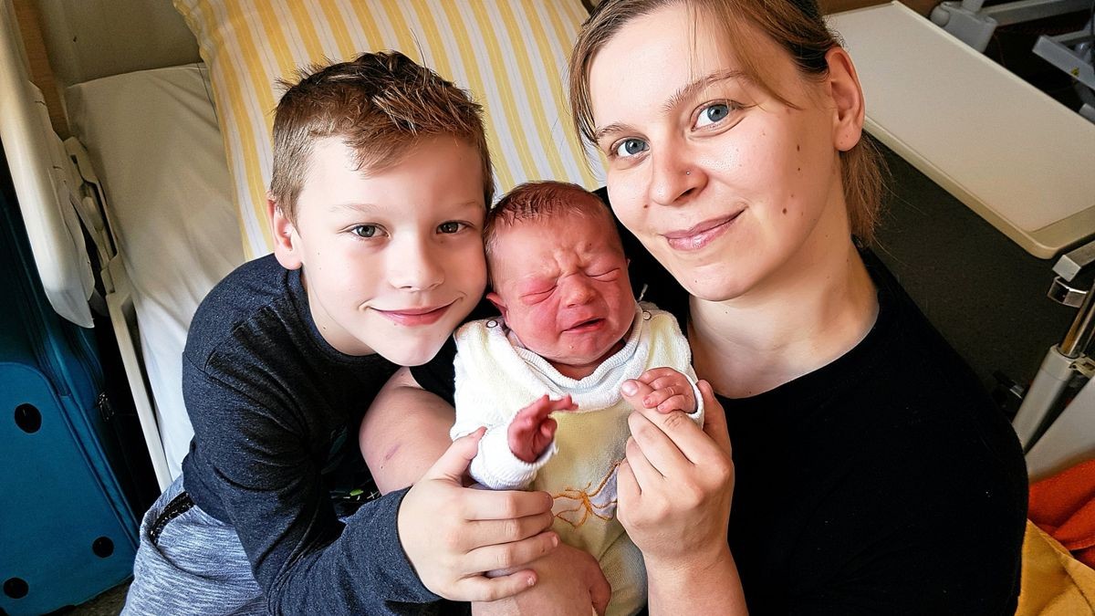 Mutter Franziska Dürselen mit ihren Söhnen Andrew-Jason (links) und Baby Connor-Joel. Der Kleine wurde am 11. Oktober um 9.20 Uhr geboren. Er wog 3910 Gramm und war 56 cm groß.