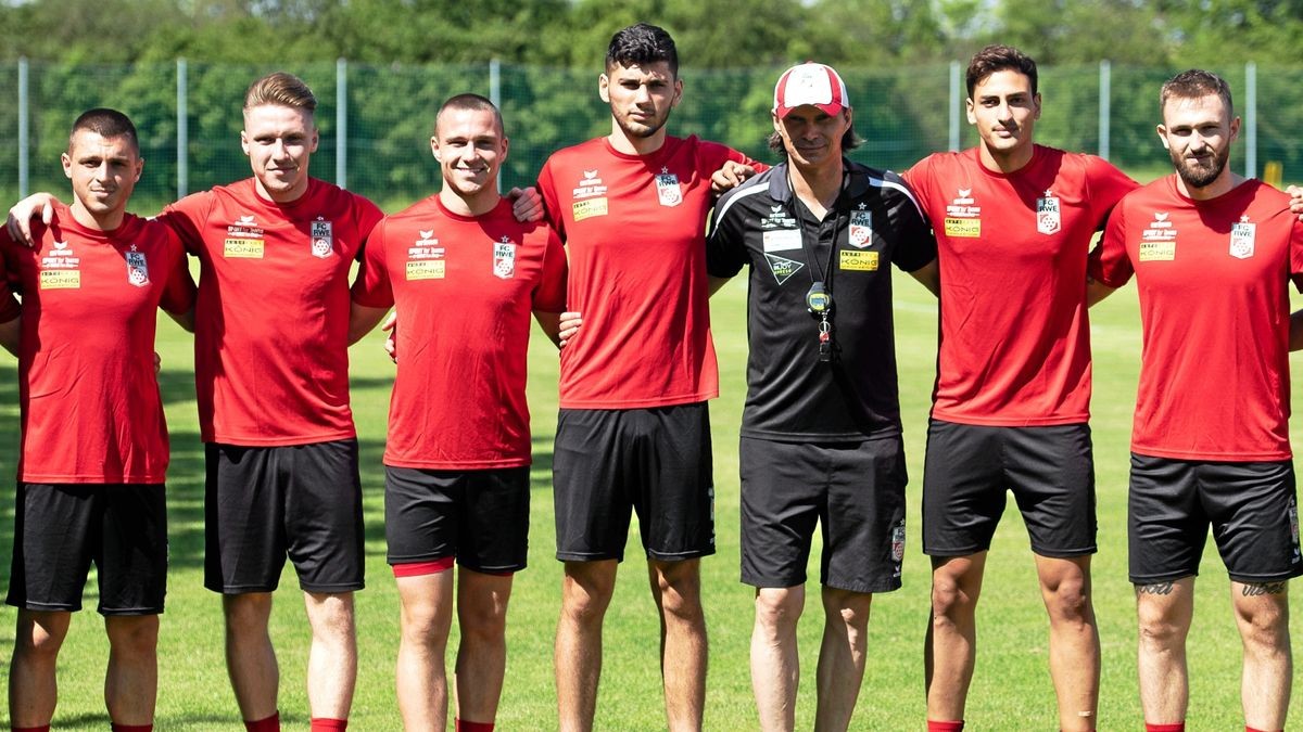 Der Erfurter Trainer eingerahmt von den Neuzugängen, von links nach rechts: Marcel Bär, Bogdan Rangelov, Alexander Schmitt, Lucas Surek, Burim Halili, Thomas Brdaric, Hassine Refai, Marc Brasnic und Manuel Konate-Lueken. Foto: Sascha Fromm