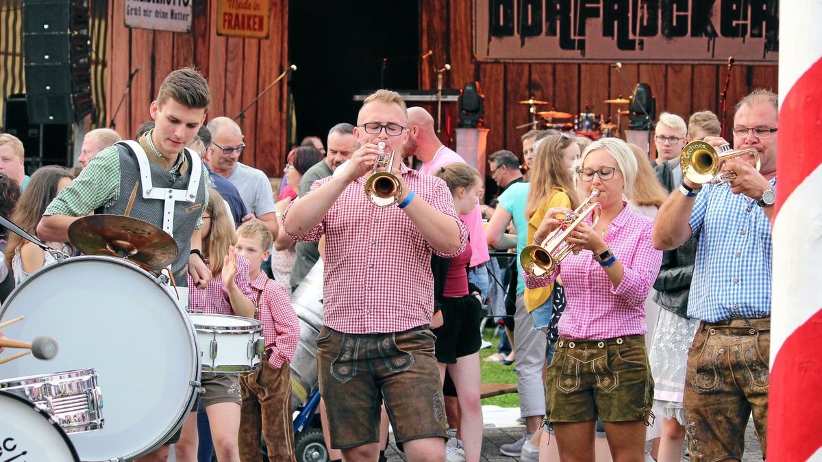 Beim dritten Eichsfeld Air in Lutter standen Anna Maria Zimmermann und die Dorfrocker auf der Bühne. Zwischendurch gaben die Luttertaler Musikanten, die in diesem Jahr ihr 25-jähriges Bestehen feiern, ein Platzkonzert.