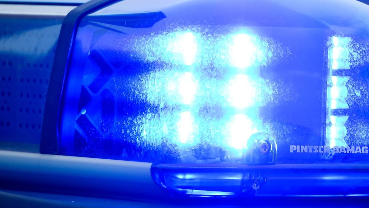 Laut Polizei hatte der 78-Jährige beim Ausparken seines Autos den Mann und seine Tochter übersehen.