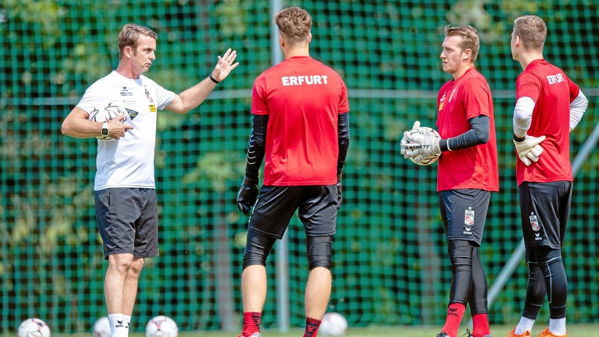 Dem Trainingsauftakt am 18. Juni (hier gibt Torwarttrainer René Twardzik seinen drei Schützlingen Hinweise) folgt nun am 21. Juni ein öffentliches Training. Foto: Sascha Fromm