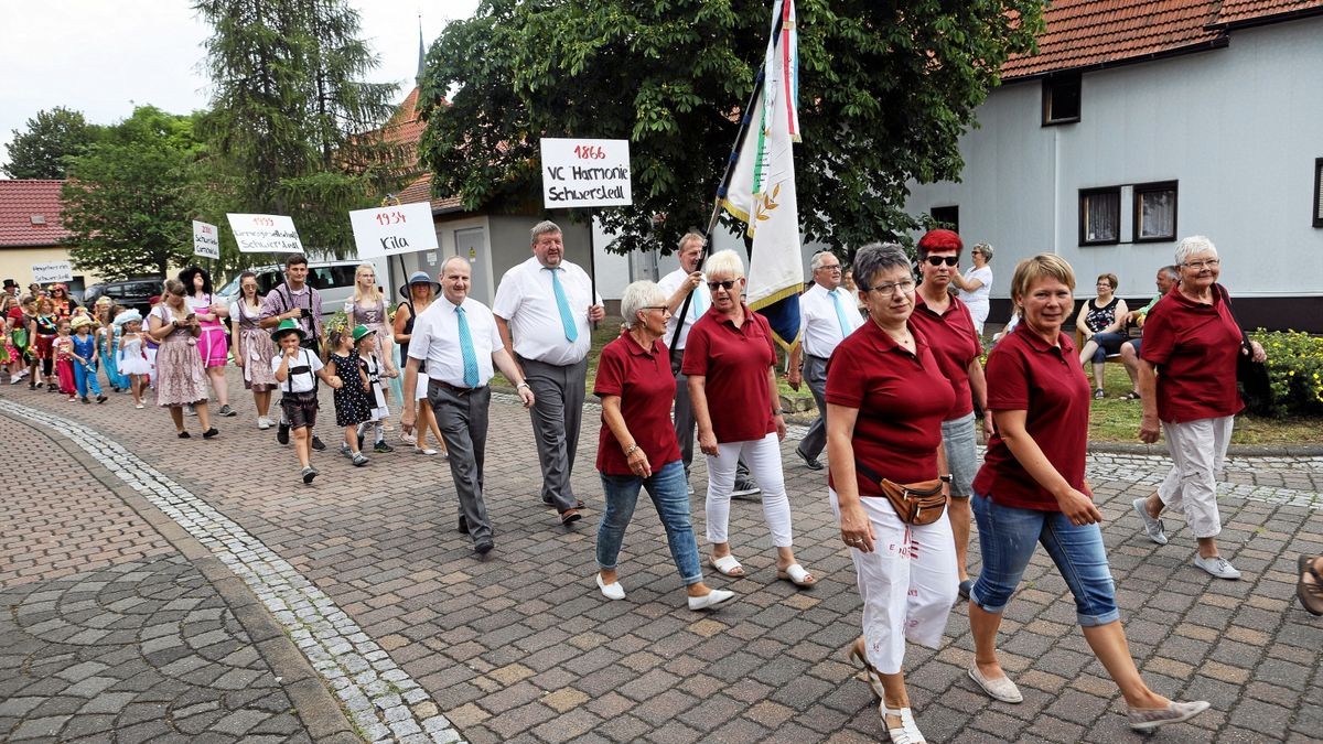 Festumzug zu „875 plus 1“ Jahre Schwerstedt