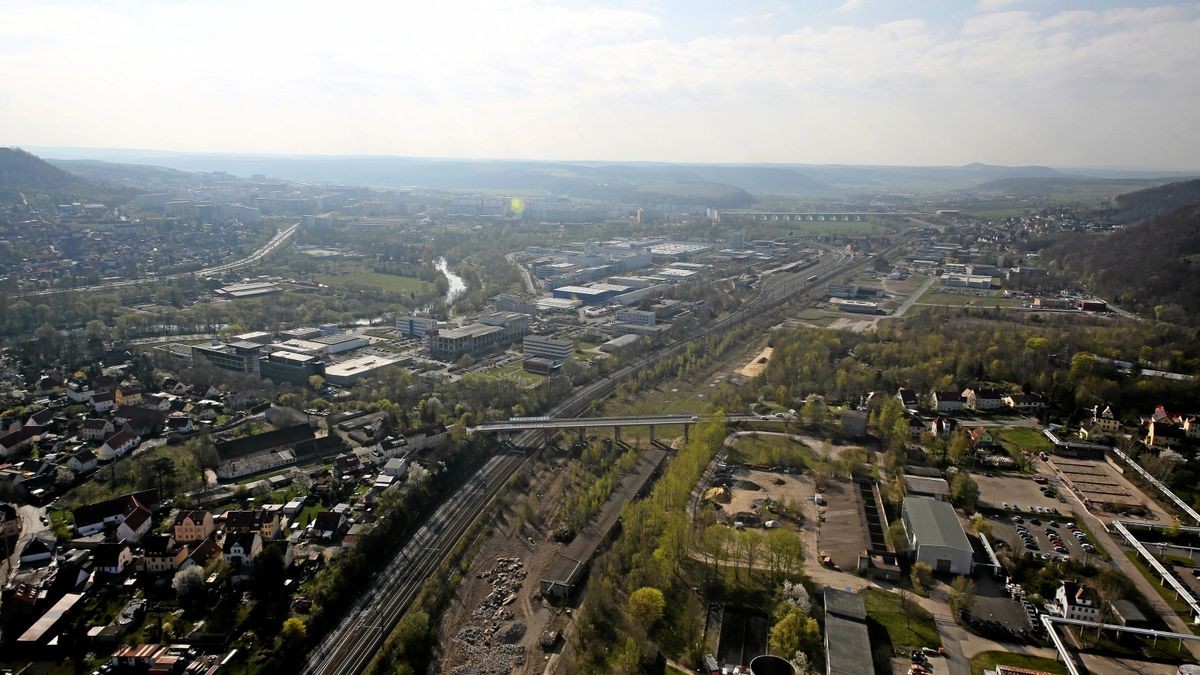 Der Blick von dem Schornstein ist von allen Seiten aus phantastisch.   Foto: Kai Mudra