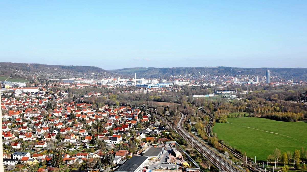 Der Blick von dem Schornstein ist von allen Seiten aus phantastisch. Foto: Kai Mudra