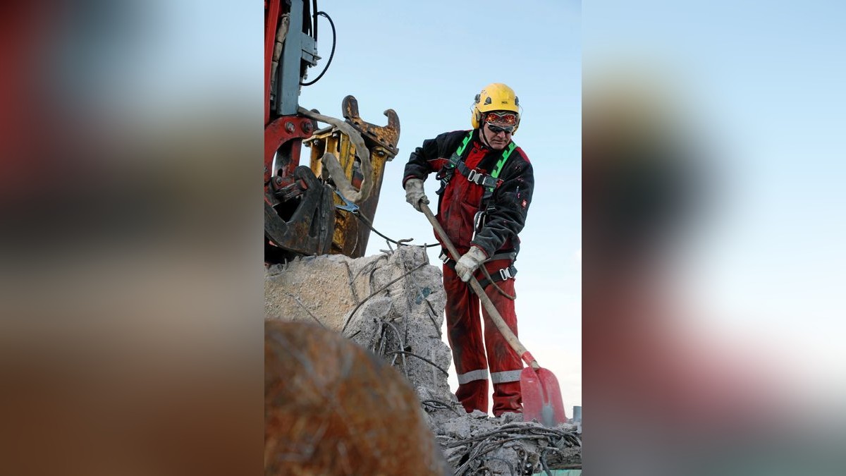 Jena. Die TEAG reißt Thüringens höchsten Schornstein in Jena ab. Der 225 Meter Hohe Schlot soll in vier Monaten Geschichte sein, wenn das Wetter mitspielt.