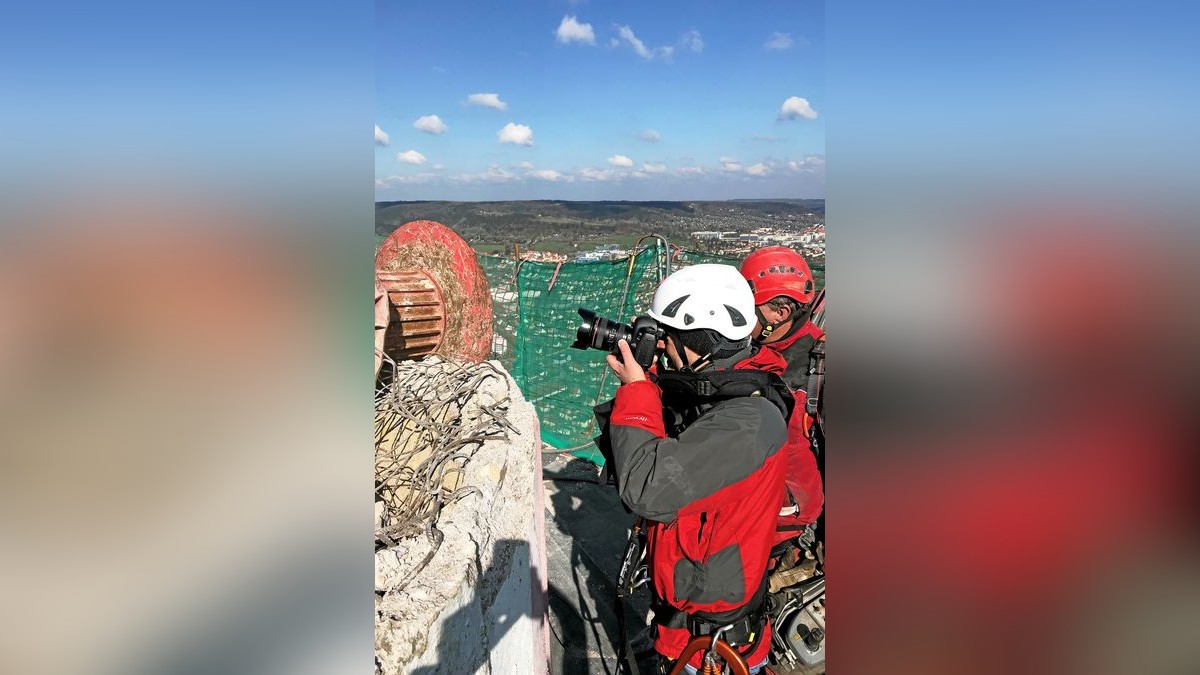 Der 220 Meter hohe Schornstein in Jena wird abgerissen. Wir durften zu den Bauarbeitern hochfahren. Im Bild: Kai Mudra