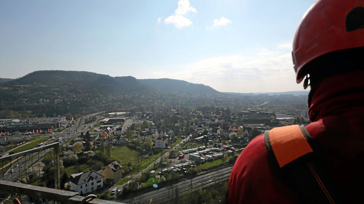 Im Bild: Der Blick von dem Schornstein ist von allen Seiten aus phantastisch.  Foto: Kai Mudra